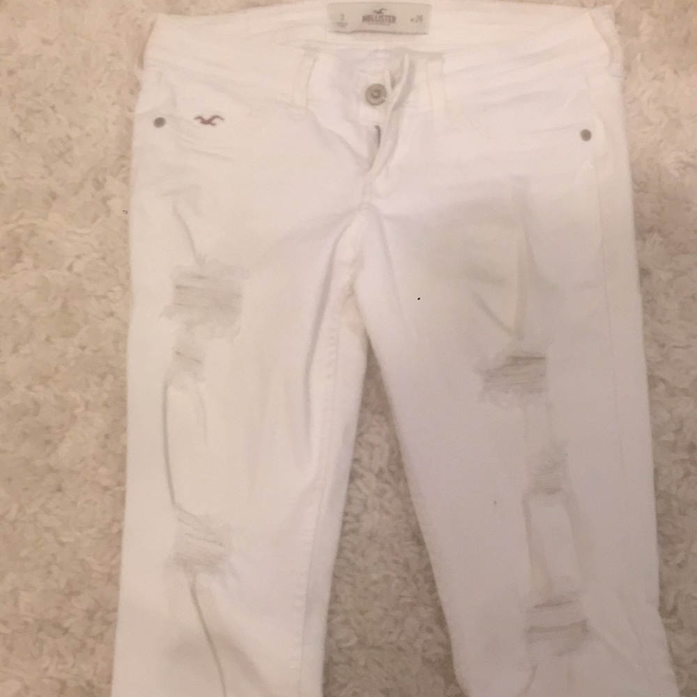 WHITE RIPPED JEANS